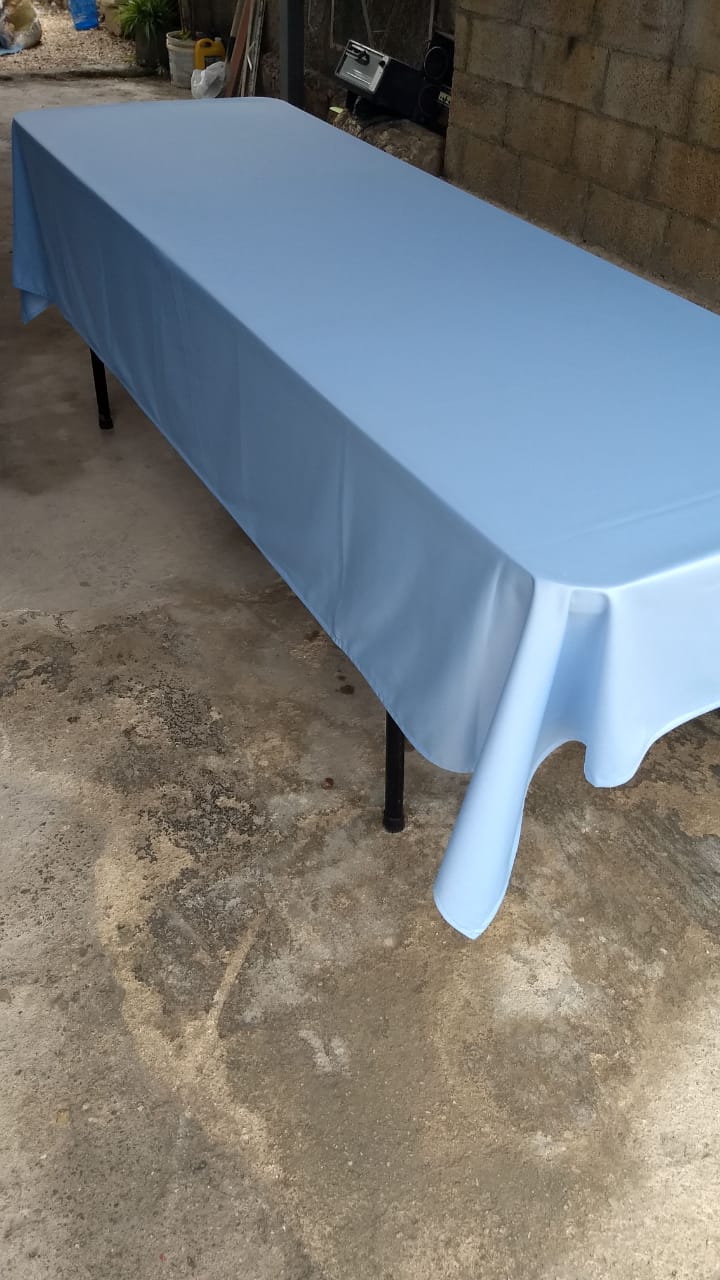 Mesa larga rectangular con mantel azul cielo