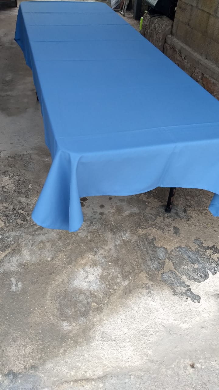 Mesa larga rectangular con mantel azul